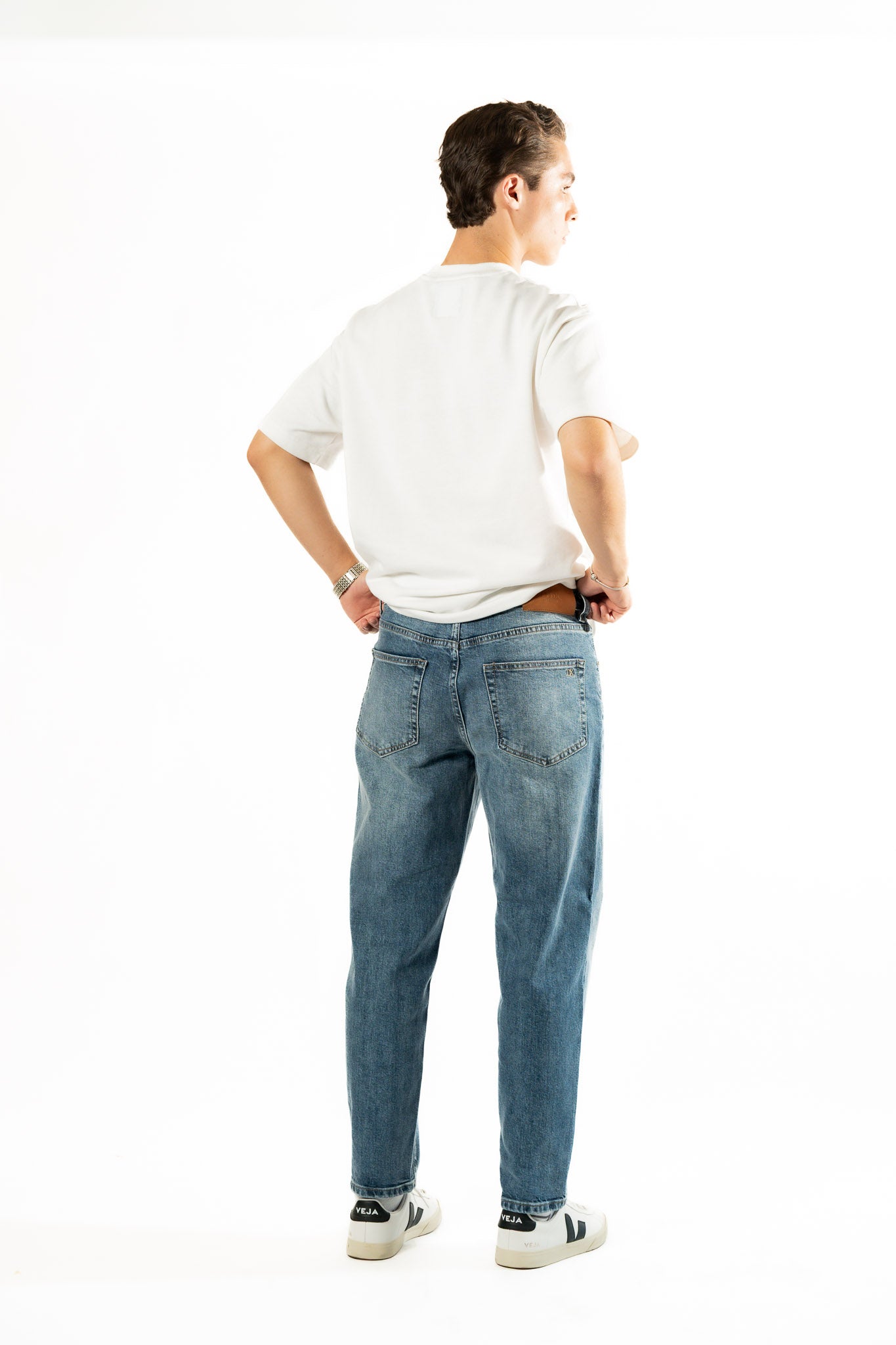 Pantalon de hombre azul corte loose vista trasera completa