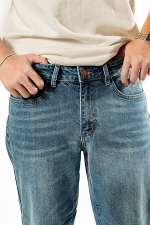 Pantalon de hombre azul corte loose vista trasera completa