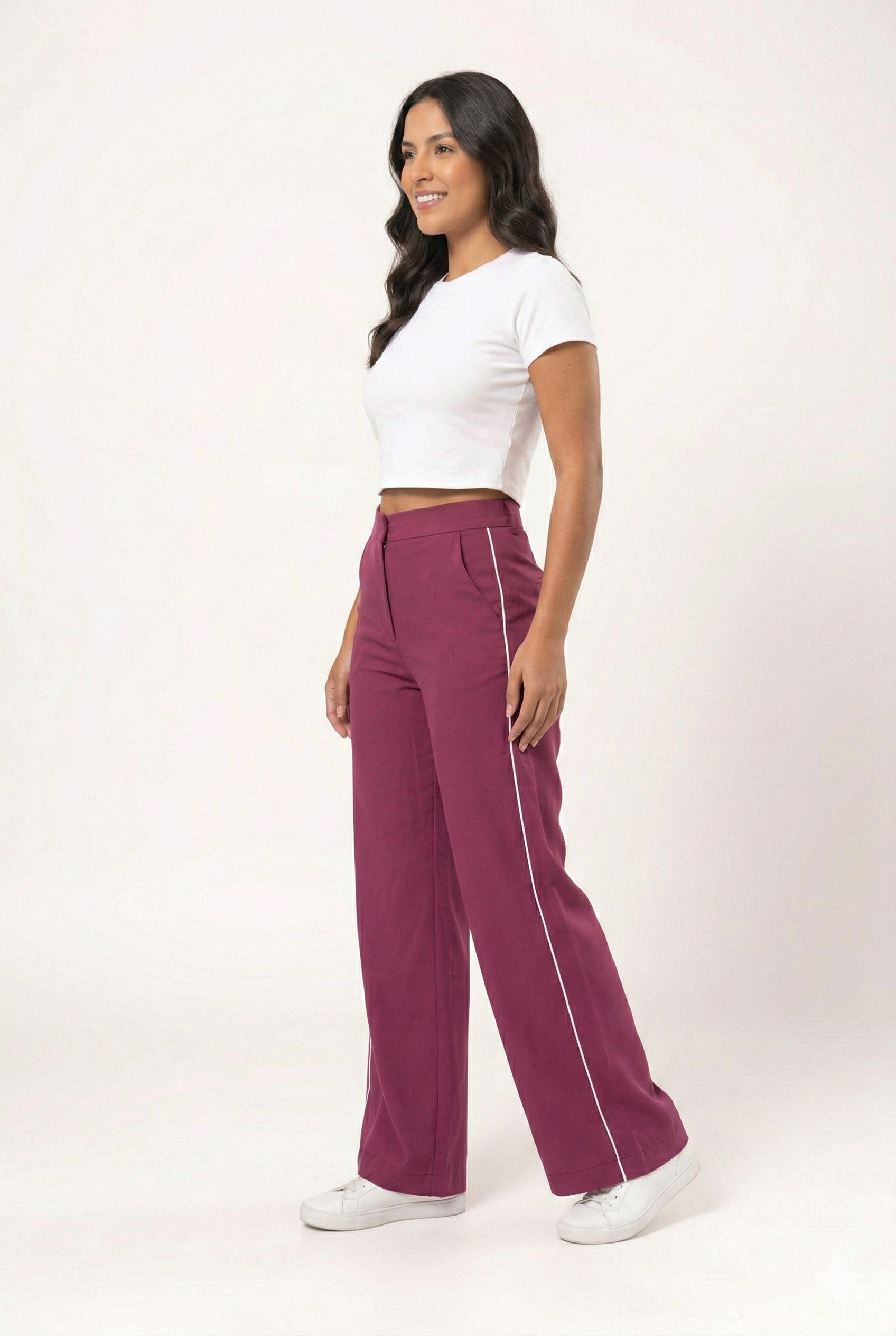 pantalon de vestir burgundy de mujer corte amplio vista lateral con detalle de linea lateral