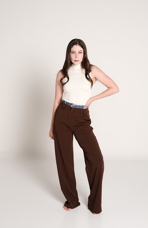 Pantalon de vestir chocolate de pierna amplia para mujer, vista frontal.