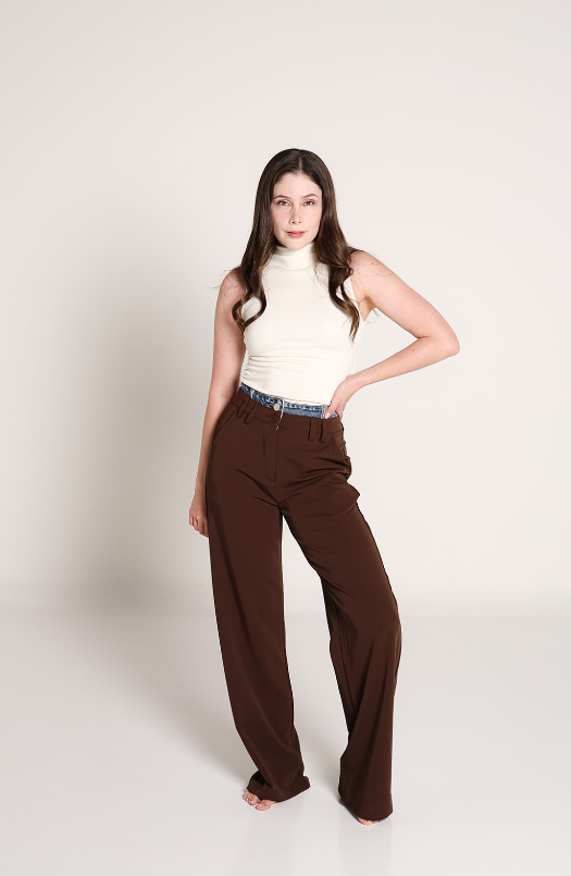 Pantalon de vestir chocolate de pierna amplia para mujer, vista frontal.