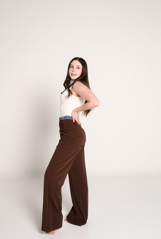 Pantalon de vestir chocolate de pierna amplia para mujer, vista lateral.