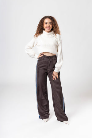 Vista frontal de pantalon de vestir chocolate con corte amplio y líneas verticales