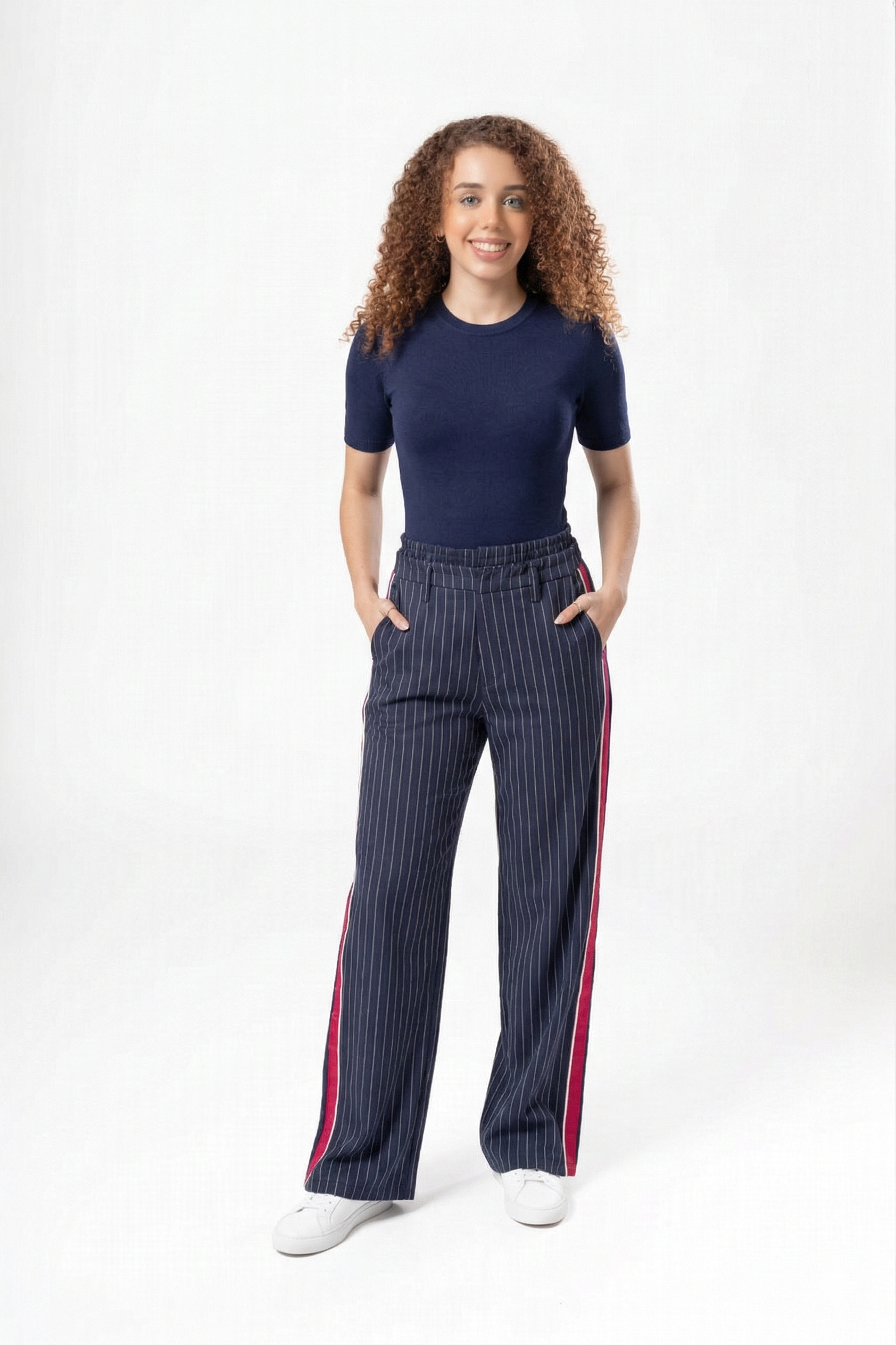 Pantalon de vestir navy para mujer con rayas verticales y detalle lateral rojo vista frontal