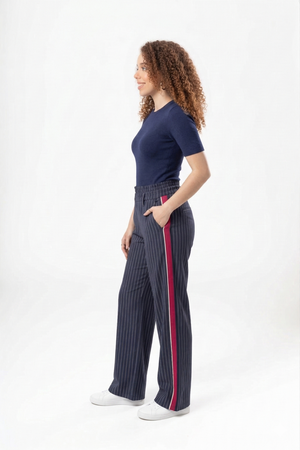 Vista lateral de pantalon de vestir navy para mujer con líneas verticales y franja roja