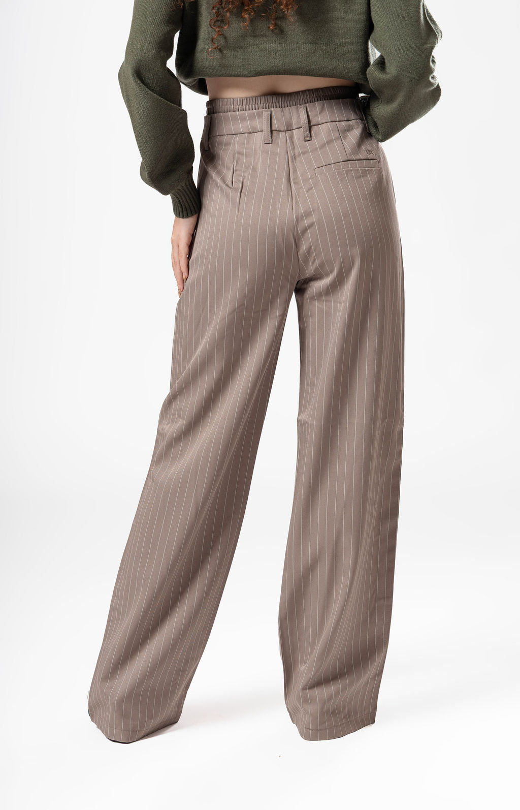 Vista trasera de pantalon de vestir taupe para mujer con corte amplio