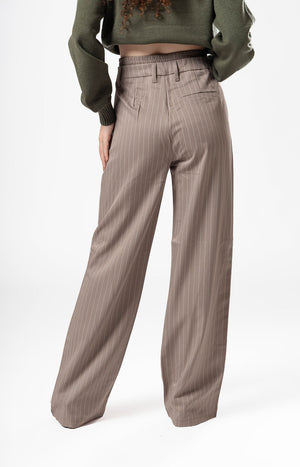 Vista trasera de pantalon de vestir taupe para mujer con corte amplio