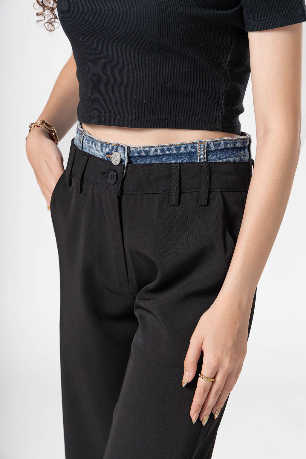 Detalle frontal de pantalon de vestir black con pretina tipo mezclilla y diseño elegante