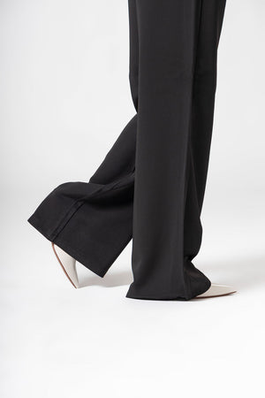 Detalle de pierna amplia en pantalon de vestir black con caída fluida y diseño moderno