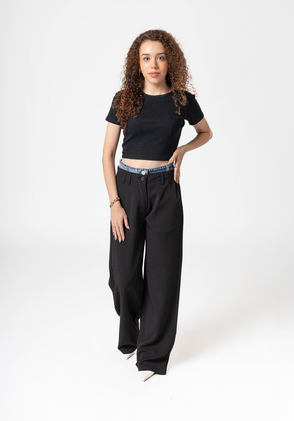 Pantalon de vestir black para mujer con pierna amplia y detalle denim en cintura vista frontal