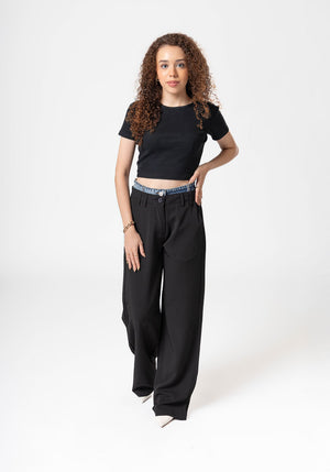 Pantalon de vestir black para mujer con pierna amplia y detalle denim en cintura vista frontal