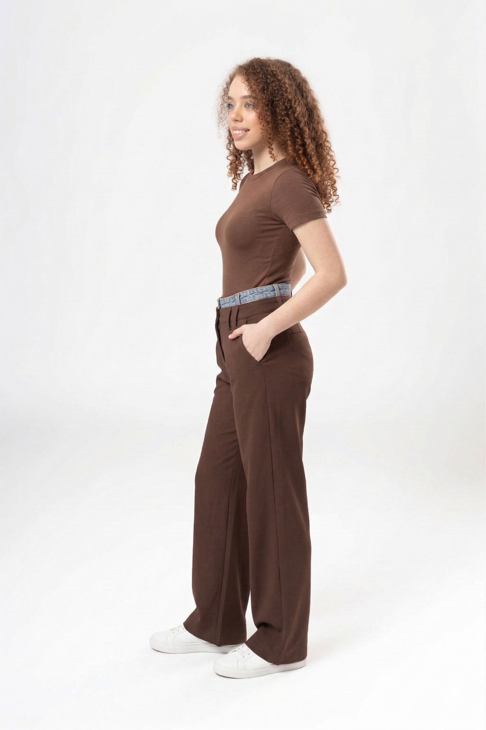 Vista lateral de pantalon de vestir brown con silueta amplia y diseño elegante para mujer