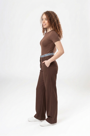 Vista lateral de pantalon de vestir brown con silueta amplia y diseño elegante para mujer
