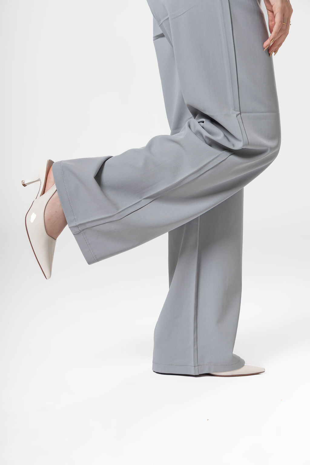 Detalle lateral de pantalon de vestir gray con pierna amplia y caída fluida