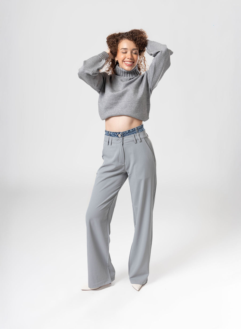 Pantalon de vestir gray para mujer con pierna amplia y detalle denim en cintura vista frontal