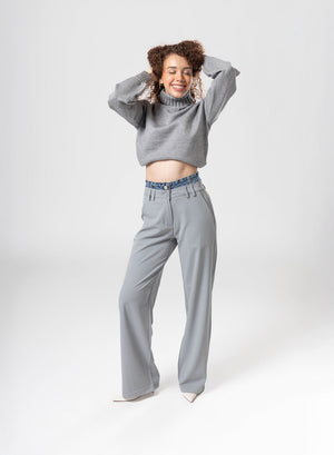 Pantalon de vestir gray para mujer con pierna amplia y detalle denim en cintura vista frontal
