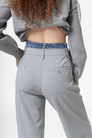 Vista trasera de pantalon de vestir gray para mujer con detalle denim y bolsillo posterior
