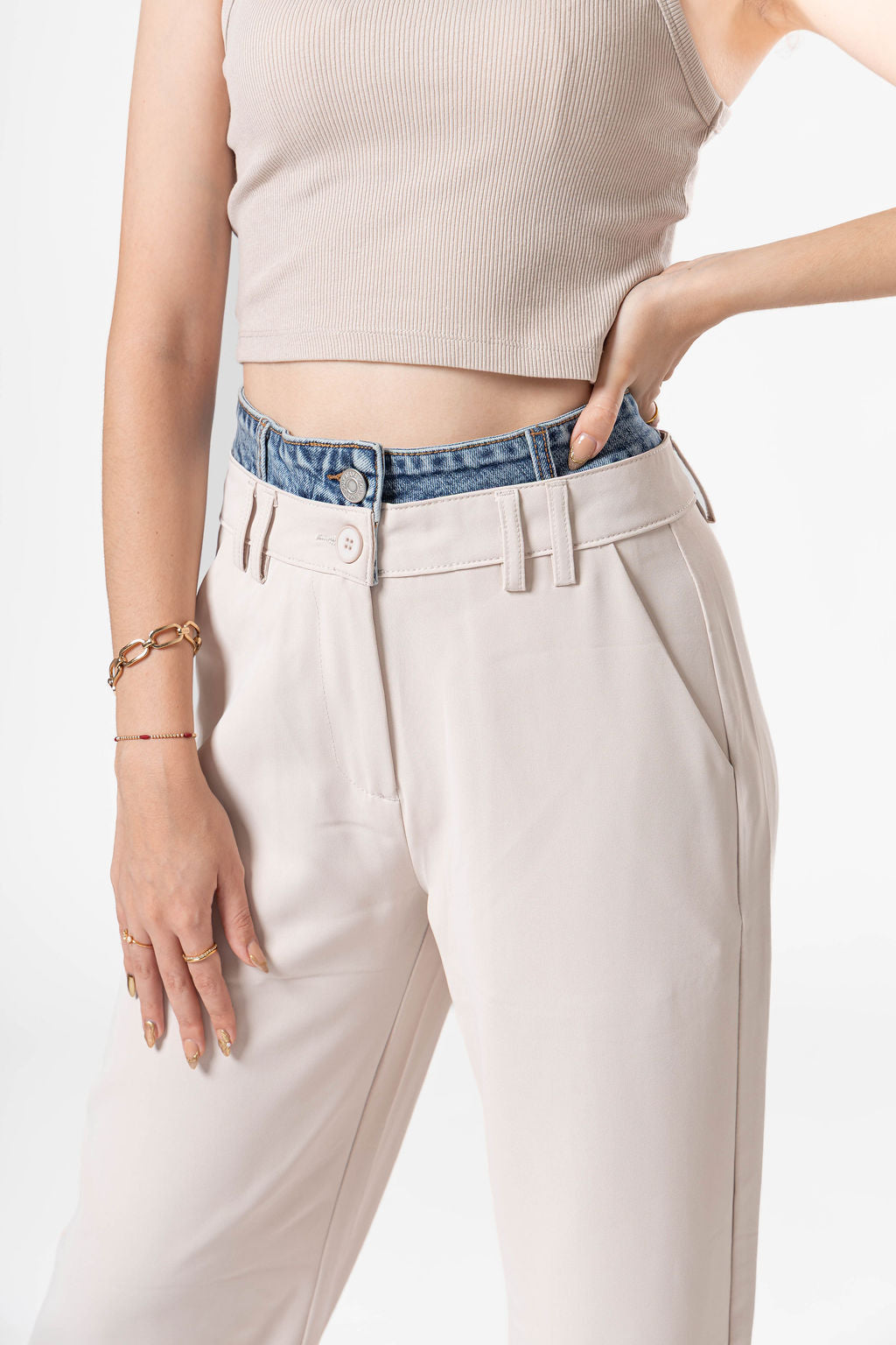 Detalle frontal de pantalon de vestir ivory con pretina tipo mezclilla y diseño elegante
