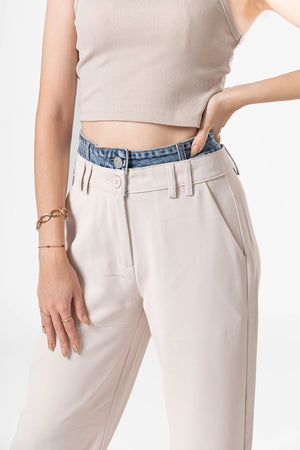 Detalle frontal de pantalon de vestir ivory con pretina tipo mezclilla y diseño elegante