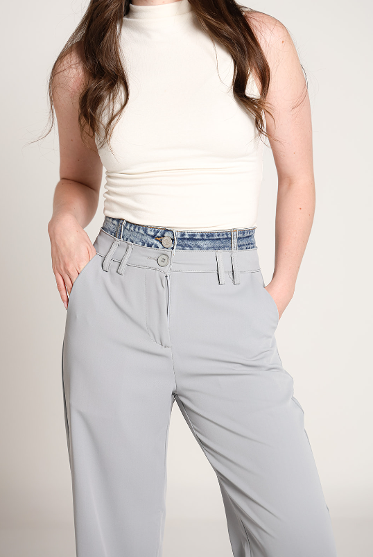 Detalle de cintura de pantalon de vestir gris de pierna amplia para mujer.