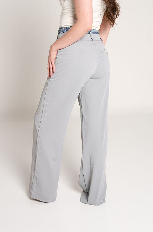 Pantalon de vestir gris de pierna amplia para mujer, vista trasera.