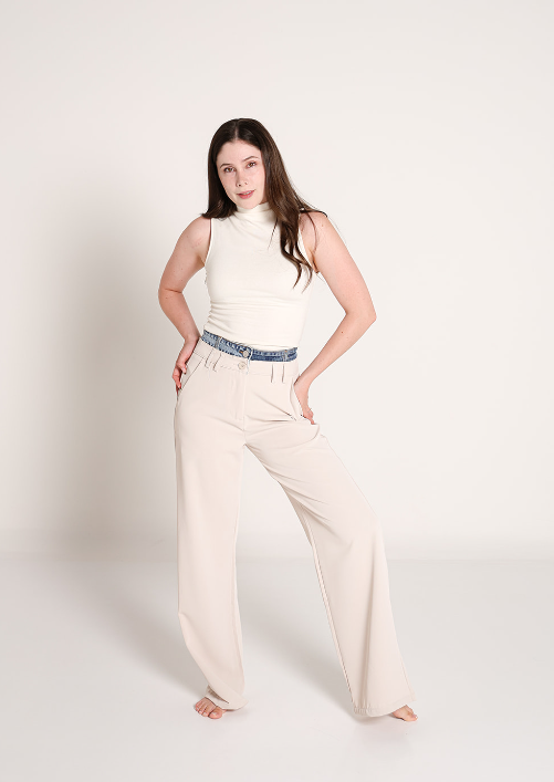 Mujer usando pantalon de vestir ivory de pierna amplia.