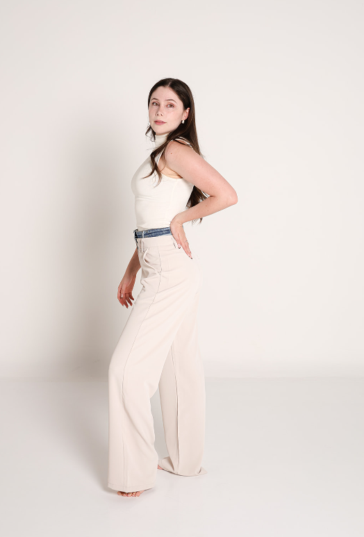 Pantalon de vestir ivory de pierna amplia para mujer, vista lateral.
