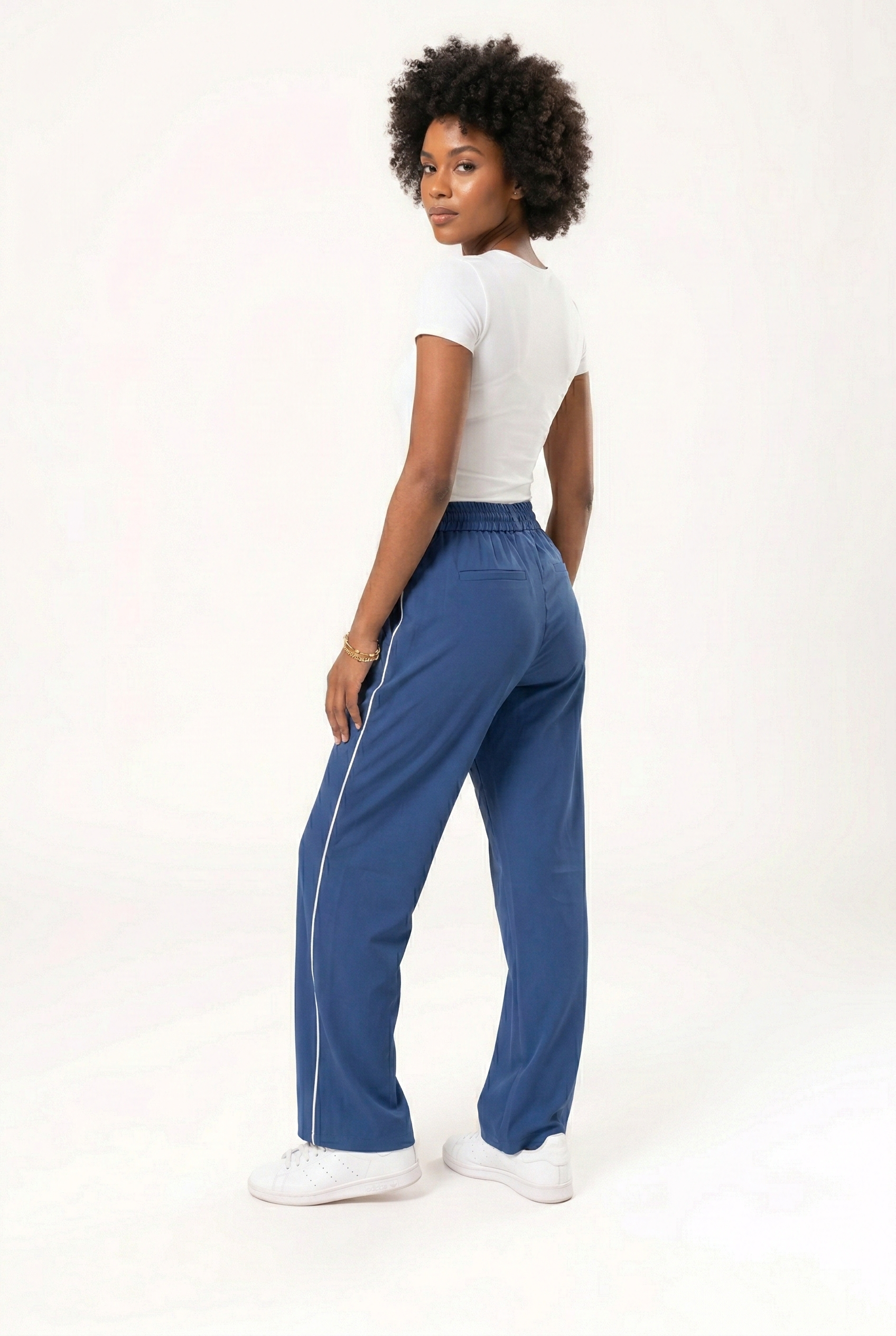 pantalon de vestir navy de mujer corte amplio vista trasera con pretina elastica y linea lateral