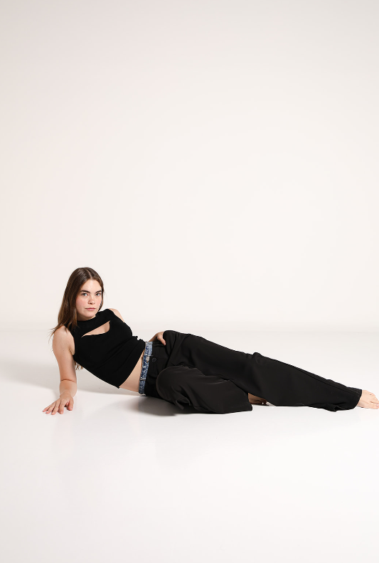 Pantalon de vestir negro para mujer de pierna amplia con diseño elegante y moderno.