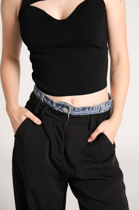 Pantalon de vestir negro para mujer con detalle de doble cintura en mezclilla azul.