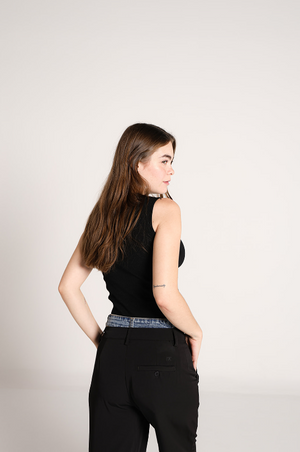 Vista trasera del pantalon de vestir negro para mujer con bolsas de ojal y doble cintura.