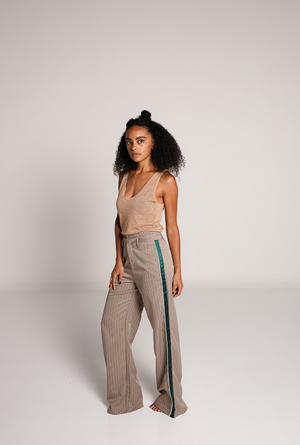 Pantalon de vestir beige para mujer con rayas verticales, corte amplio y franjas laterales verdes.