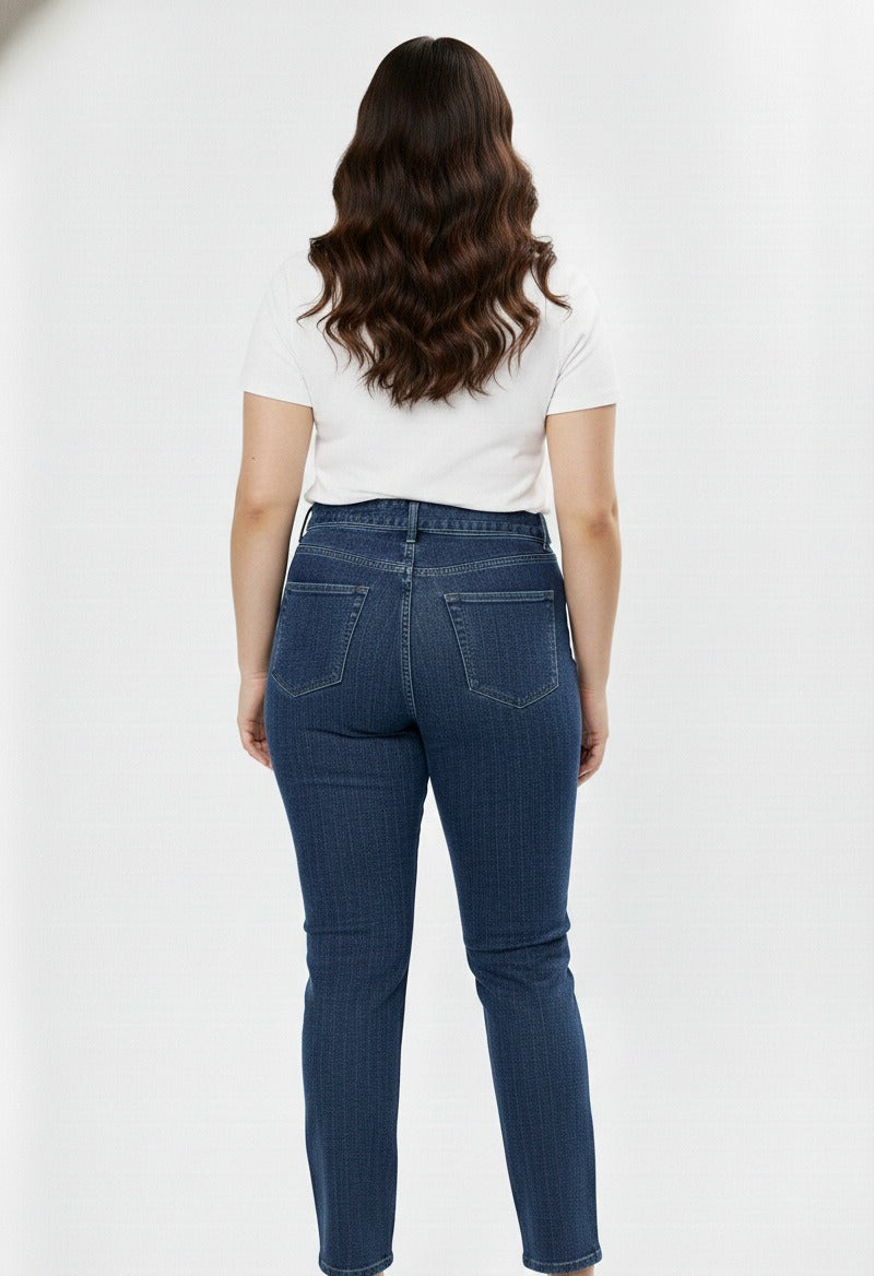 Pantalón entubado plus azul vista trasera con bolsillos posteriores