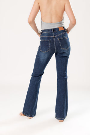 Pantalón flare azul oscuro vista trasera mostrando bolsillos