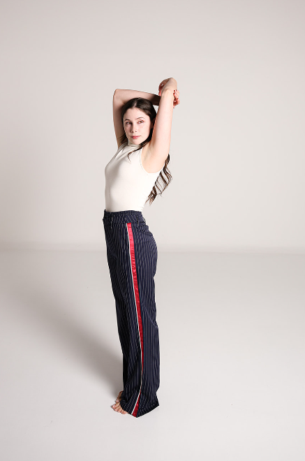 Pantalon de vestir azul marino con rayas verticales y franja roja lateral para mujer.