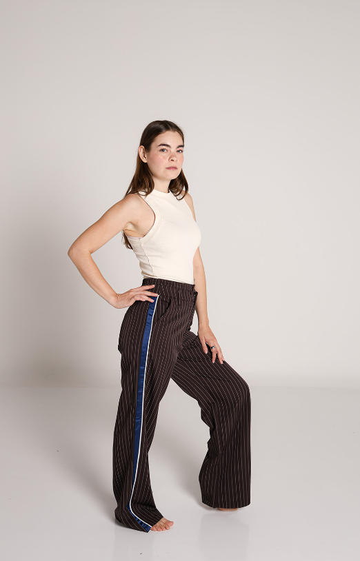 Pantalon de vestir chocolate de pierna amplia con rayas verticales y franjas laterales azules.