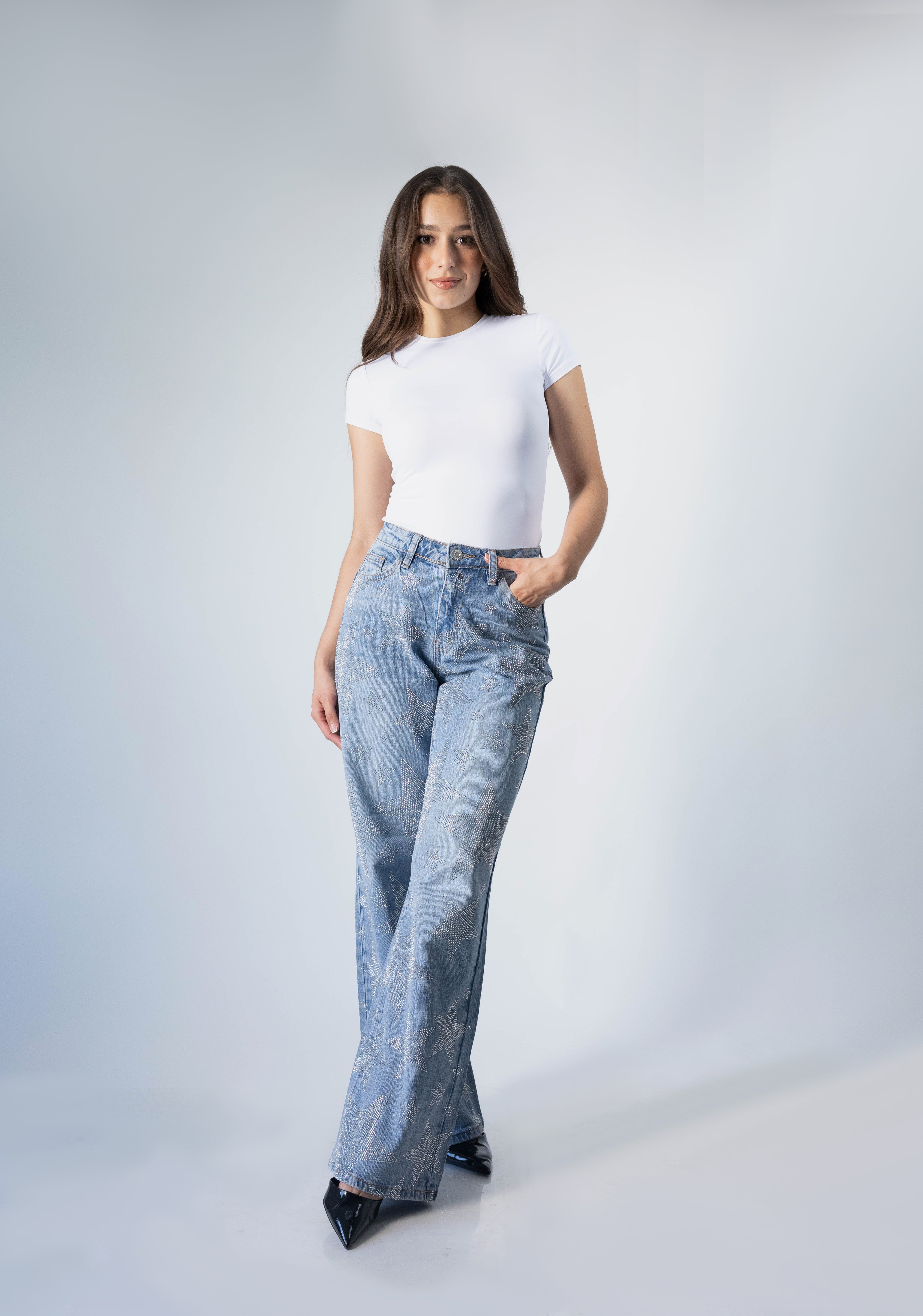 pantalon recto azul claro con brillos y estrellas outfit completo vista frontal