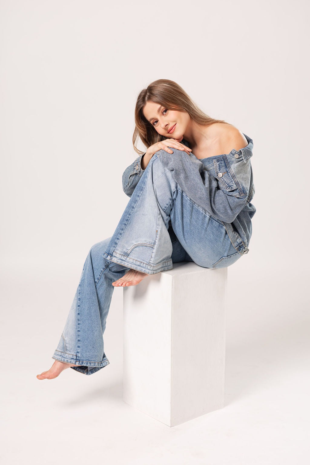 Pantalón recto azul claro outfit completo con modelo sentada