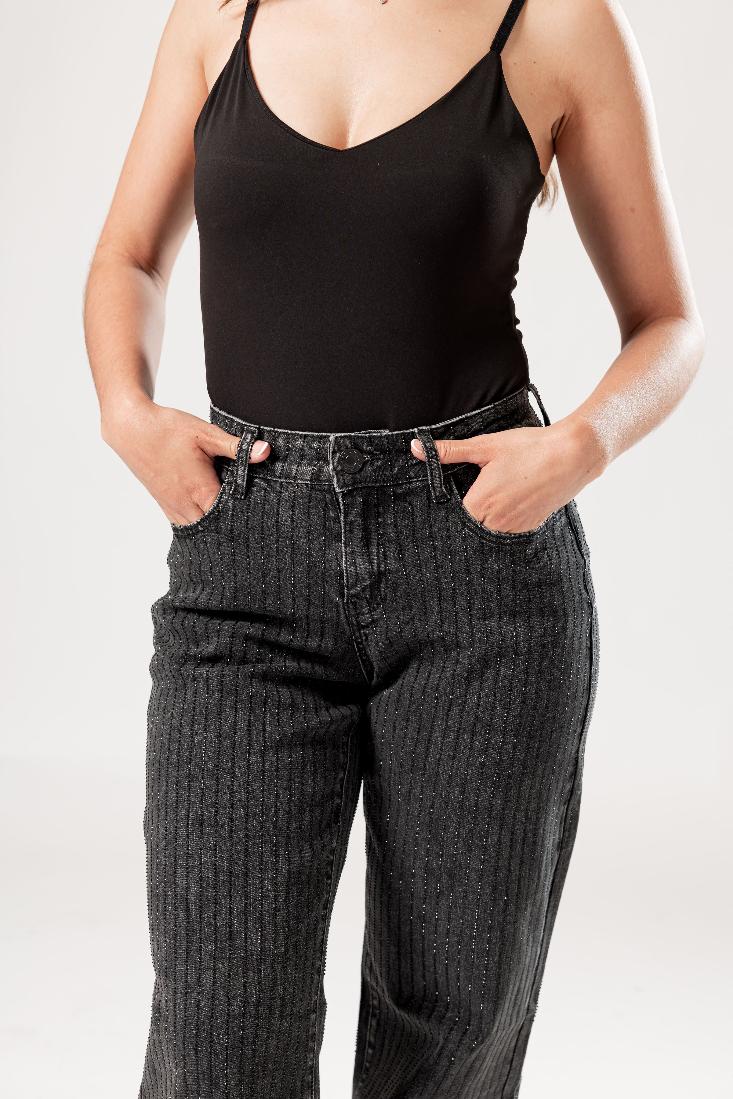 pantalon recto negro con brillos detalle de cintura y bolsillos frontales