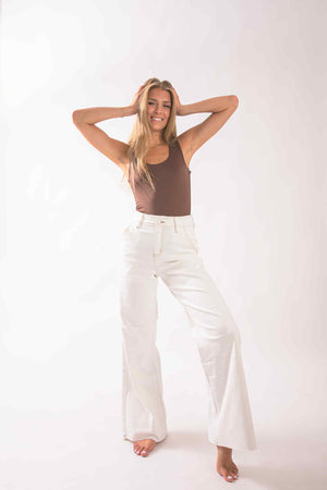 pantalon recto blanco mujer vista frontal con pose estilizada