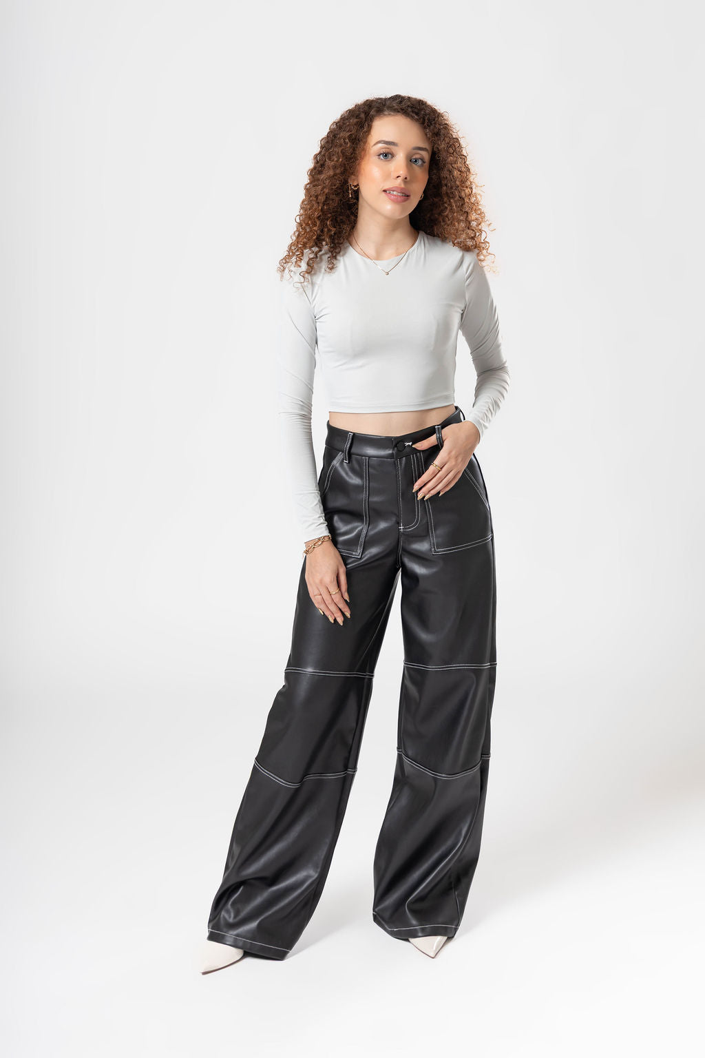 Pantalon recto negro vinipiel vista frontal look completo moderno