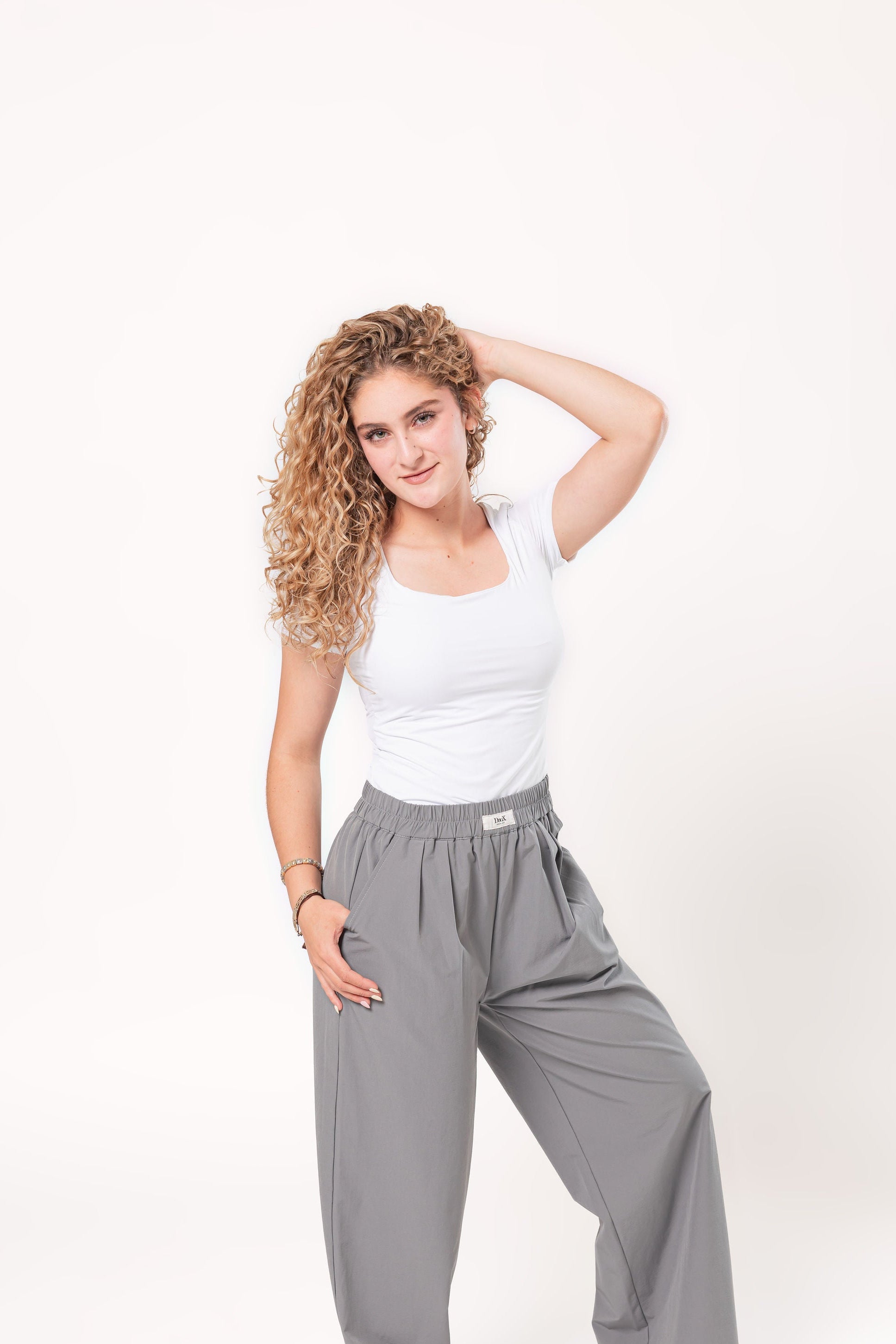 pantalon recto gris completo en modelo con caida amplia