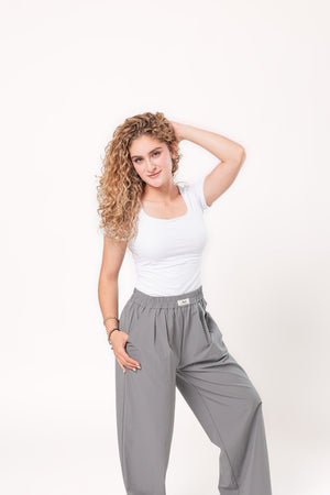pantalon recto gris completo en modelo con caida amplia