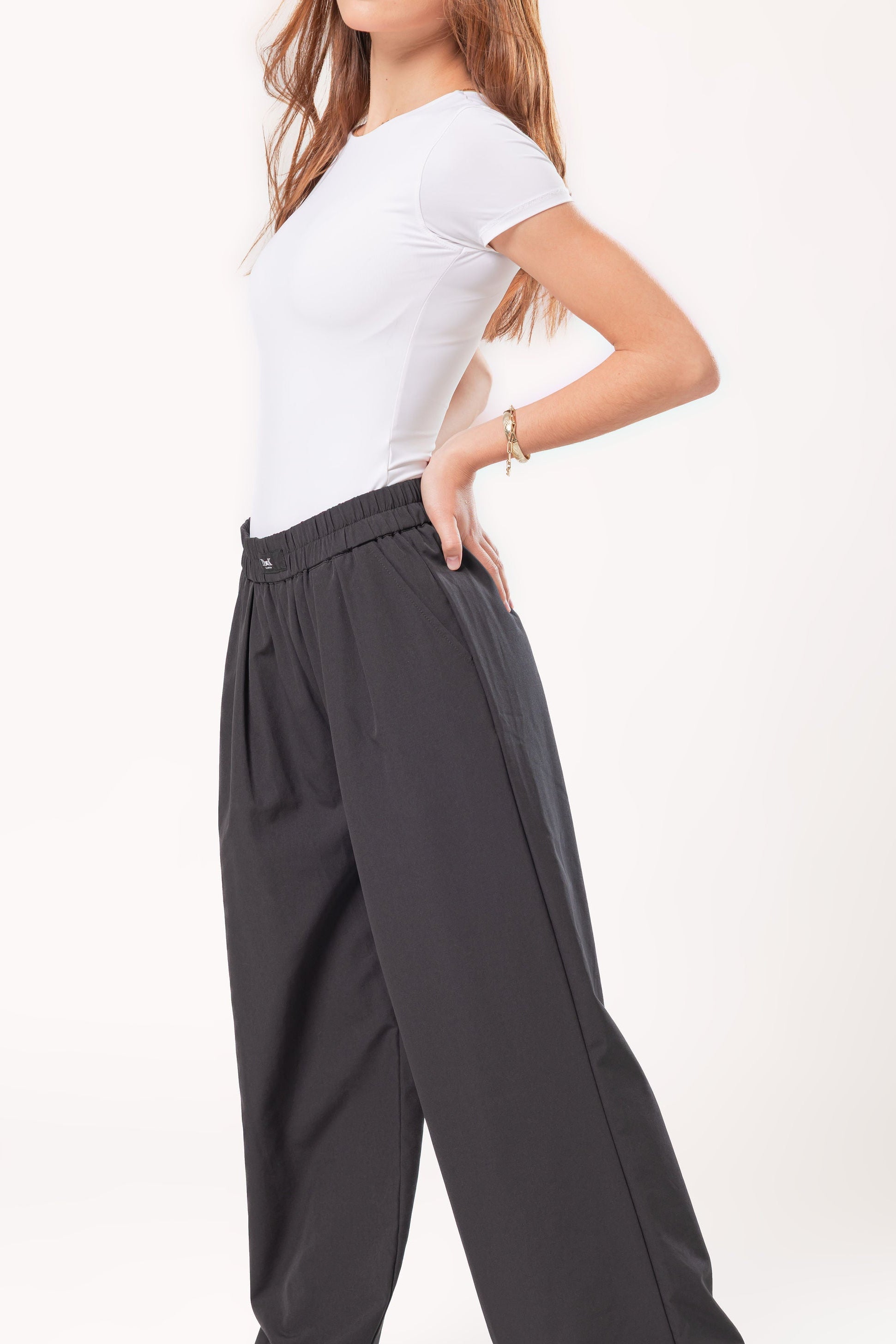 pantalon recto negro vista lateral con silueta amplia en modelo