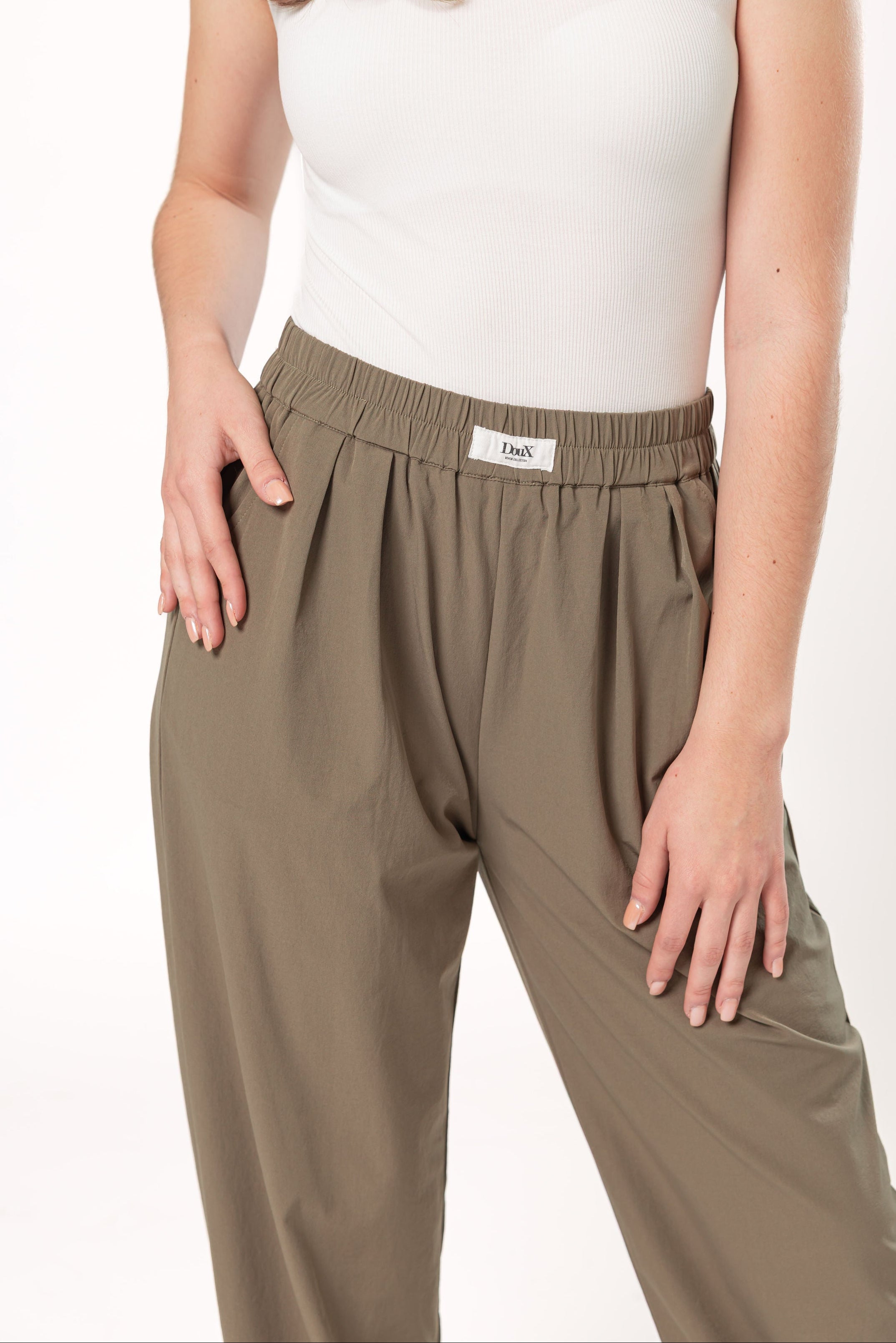 pantalon recto olivo con pretina elastica detalle frontal de cintura