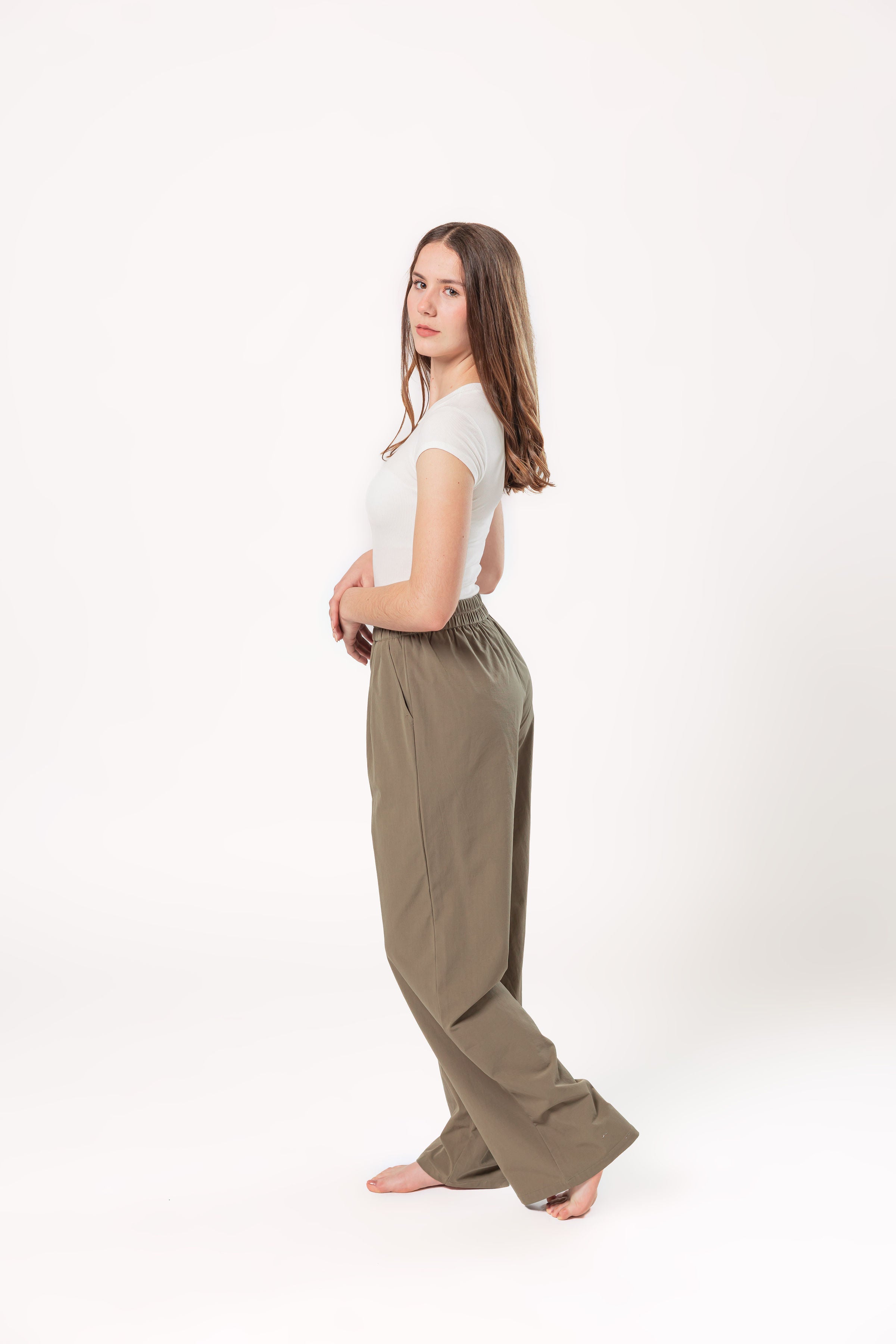 pantalon recto olivo vista lateral con caida suelta en modelo