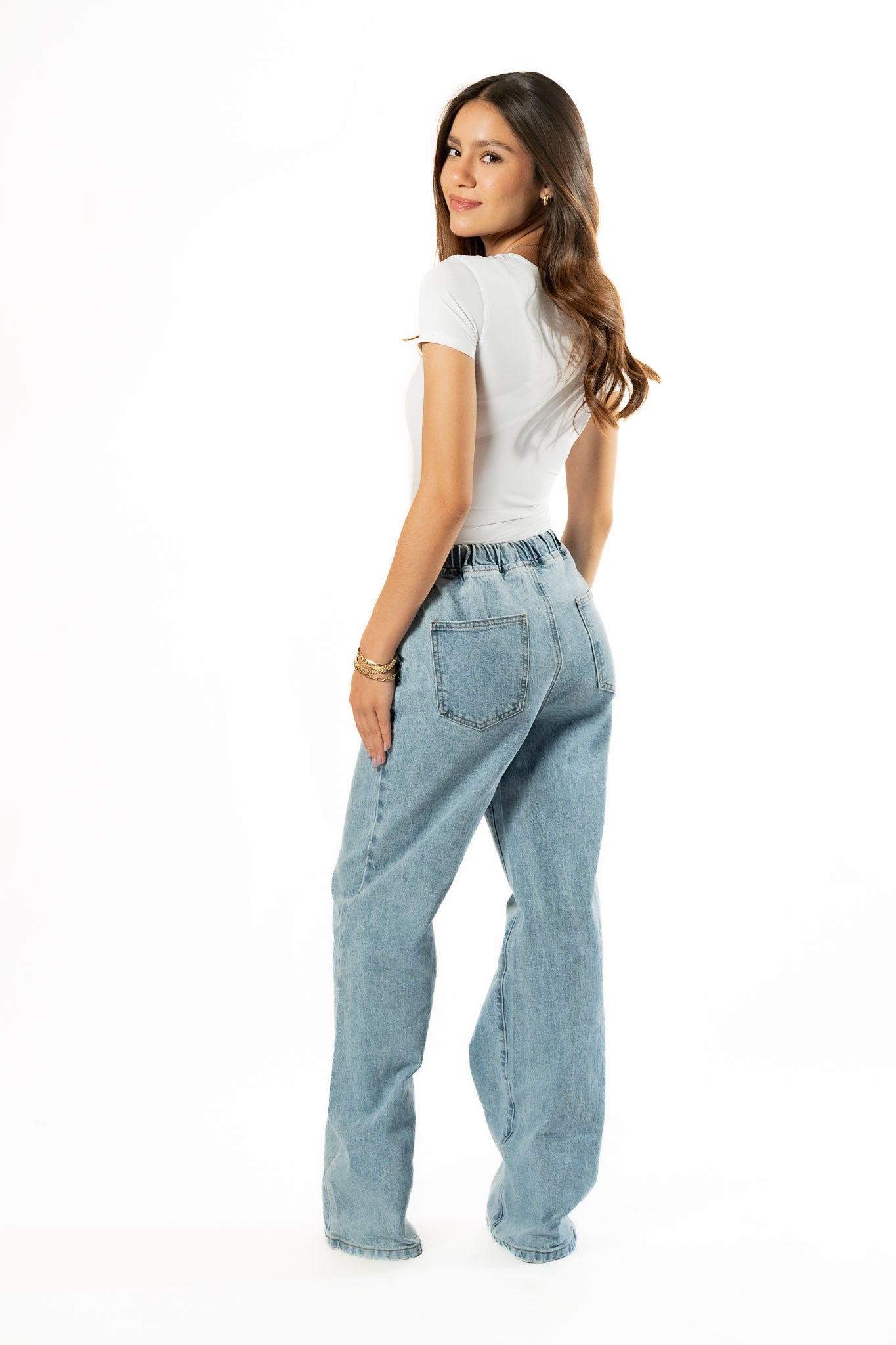 Pantalon recto azul claro vista trasera con bolsillos tipo parche