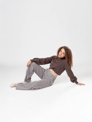 Pantalon recto de vestir cafe con lineas verticales y corte amplio vista completa