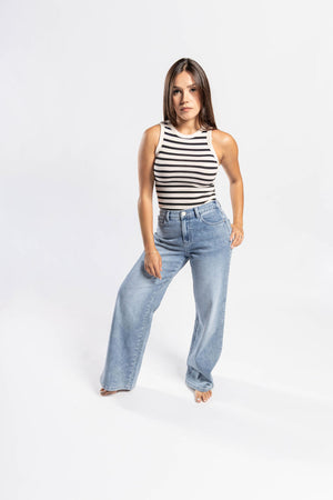 Pantalon recto azul claro con cierre y bolsillos vista detalle