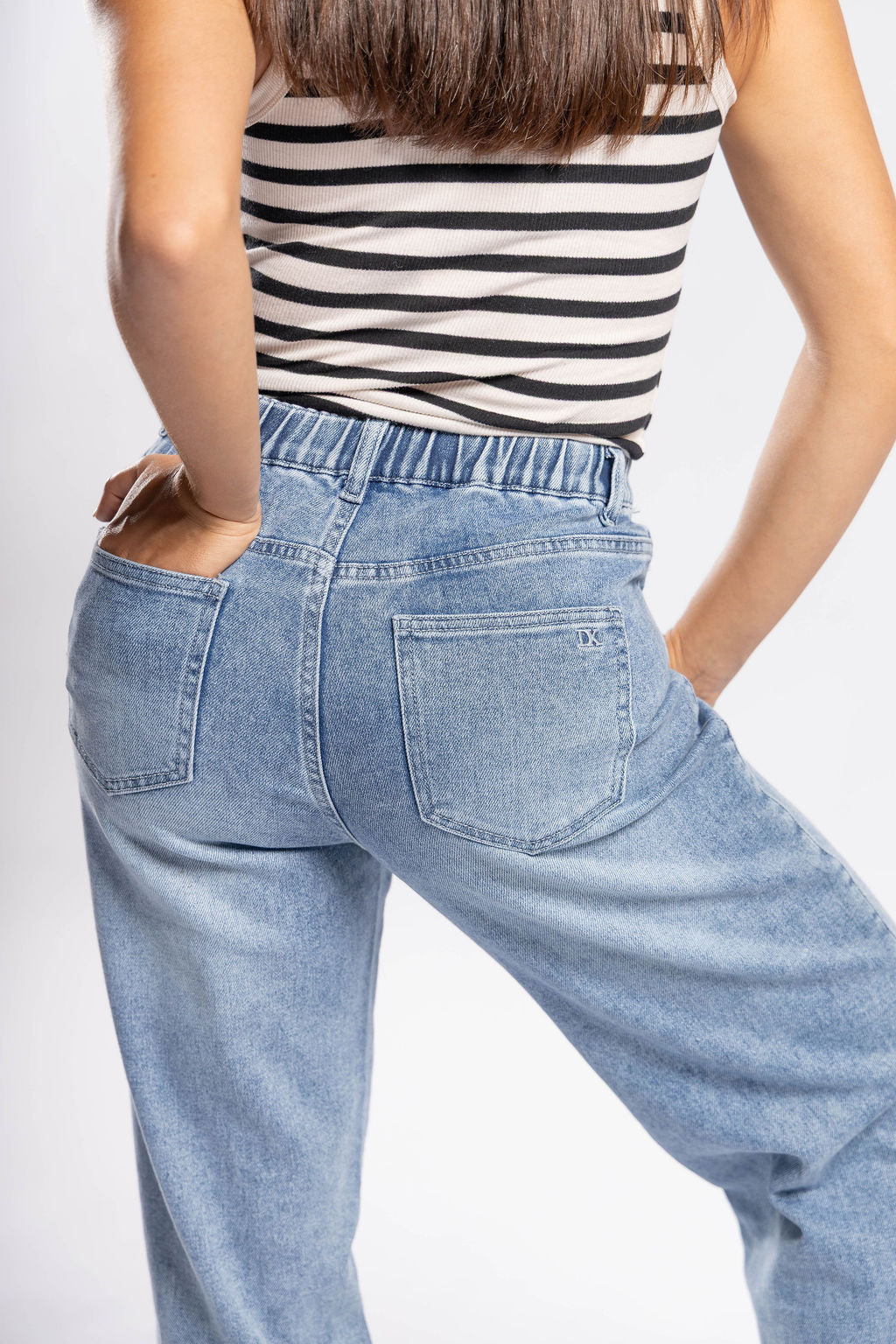 Pantalon recto azul claro con bolsillos traseros vista posterior